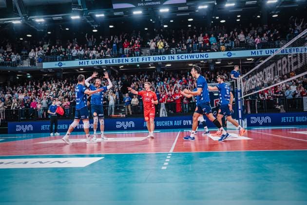 Volleyball Herren Saison 2023 2024 Volleyball-Bundesliga SVG Lüneburg vs. Energiequelle Netzhoppers KW 27.10.2023 Jubel bei der SVG Lüneburg über den Satzgewinn Lüneburg LKH Arena Niedersachsen Deutschland
