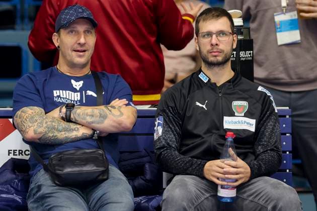 Germany, Gummersbach, 27.10.2023, Schwalbe Arena, VfL Gummersbach vs Fuechse Berlin - 1. Handball Bundesliga der Maenner, Vorstand Stefan Kretzschmar (Fuechse Berlin) und Trainer Jaron Siewert (Fuechse Berlin) talk together Gummersbach Schwalbe Arena Germany