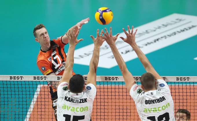 Marek Sotola im Angriff, Lorenz Karlitzek, Jakob Günthör Zweikampf Spielszene Aktion Volleyball Bundesliga Herren 1.Spieltag Saison 2023 2024 27.10.2023 BR Volleys Berlin BRV vs. Helios Grizzlys Giesen