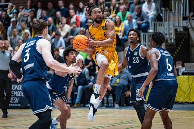 Bilder des Jahres 2023, Sport 10 Oktober Sport Themen der Woche KW43 Sport Bilder des Tages Alex Richardson (ART Giants Duesseldorf, 03) Michael John Flowers (Bozic Estriche Knights Kirchheim, 06) Raiquan Clark (ART Giants Duesseldorf, 23) Ben Shungu (ART Giants Duesseldorf, 06) Bozic Estriche Knights Kirchheim vs. ART Giants Duesseldorf, Basketball, 2. Bundesliga, BARMER 2. Basketball Bundesliga, Spielzeit 2023 2024, 5. Spieltag, 27.10.2023 Bozic Estriche Knights Kirchheim vs. ART Giants Duesseldorf, Basketball, 2. Bundesliga, BARMER 2. Basketball Bundesliga, Spielzeit 2023 2024, 5. Spieltag, 27.10.2023 Nuernberg *** Alex Richardson ART Giants Duesseldorf, 03 Michael John Flowers Bozic Estriche Knights Kirchheim, 06 Raiquan Clark ART Giants Duesseldorf, 23 Ben Shungu ART Giants Duesseldorf, 06 Bozic Estriche Knights Kirchheim vs ART Giants Duesseldorf, Basketball, 2 Bundesliga, BARMER 2 Basketball Bundesliga, season 2023 2024, 5 match day, 27 10 2023 Bozic Estriche Knights Kirchheim vs ART Giants Duesseldorf, Basketball, 2 Bundesliga, BARMER 2 Basketball Bundesliga, season 2023 2024, 5 match day, 27 10 2023 Nuernberg Copyright: xEibner-Pressefoto NinaxSanderx EP_NSR