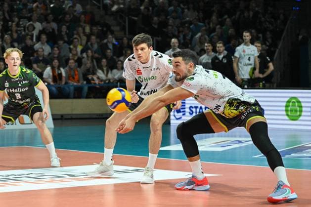 Berlin, Deutschland 27. Oktober 2023: 1. VBL - 2023 2024 - Berlin Recycling Volleys vs. Helios Grizzlys Giesen Im Bild: Lorenz Karlitzek (Helios Grizzlys Giesen) nimmt den Ball an Max Schmeling-Halle Berlin Copyright: xFotostandx xReuhlx