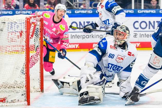 Sport Themen der Woche KW43 Sport Bilder des Tages Tor, v.l. Marcel Noebels (Eisbaeren Berlin, 92), (Torschuetze zum 1:1 Ausgleich, Joacim Eriksson (Schwenninger Wild Wings, 60), Penny DEL, Eisbaeren Berlin vs Schwenninger Wild Wings, in der Mercedes Benz Arena, 14. Spieltag, Saison 2023 2024, 27.10.23, GER, Berlin, DEL, Eisbaeren Berlin vs Schwenninger Wild Wings, 27.10.23, 14. Spieltag, Spielzeit 2023 2024, Berlin *** Goal, v l Marcel Noebels Eisbaeren Berlin, 92 , goal scorer to equalize 1 1, Joacim Eriksson Schwenninger Wild Wings, 60 , Penny DEL, Eisbaeren Berlin vs Schwenninger Wild Wings, at Mercedes Benz Arena, 14 match day, 2023 2024 season, 27 10 23, GER, Berlin, DEL, Eisbaeren Berlin vs Schwenninger Wild Wings, 27 10 23, 14 match day, 2023 2024 season, Berlin. Copyright: xEibner-Pressefoto UwexKochx EP_UKH