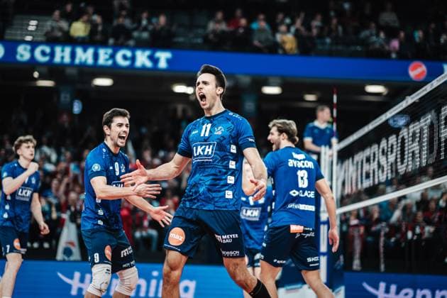 Sport Bilder des Tages Volleyball Herren Saison 2023 2024 Volleyball-Bundesliga SVG Lüneburg vs. Energiequelle Netzhoppers KW 27.10.2023 Xander Wolf Wassenaar Ketrzynski ( 11, SVG Lüneburg) jubelt Lüneburg LKH Arena Niedersachsen Deutschland