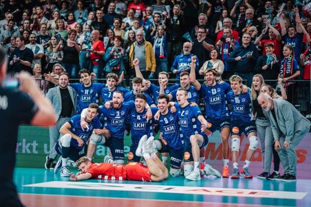 Volleyball Herren Saison 2023 2024 Volleyball-Bundesliga SVG Lüneburg vs. Energiequelle Netzhoppers KW 27.10.2023 das Team der SVG Lüneburg freut sich über den ersten Sieg der Saison Lüneburg LKH Arena Niedersachsen Deutschland