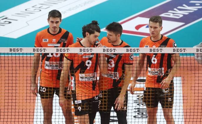 Daniel Malescha, Ruben Schott redet mit Timothee Carle, Johannes Tille Volleyball Bundesliga Herren 1.Spieltag Saison 2023 2024 27.10.2023 BR Volleys Berlin BRV vs. Helios Grizzlys Giesen
