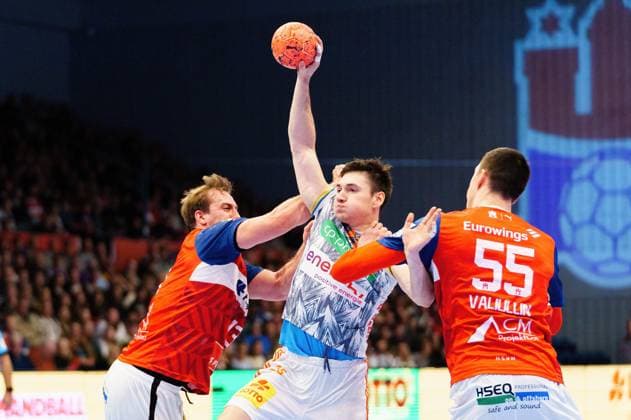 Sport Themen der Woche KW43 Niklas Weller (Handball Verein Hamburg, 13), Tilen Strmljan (TSV Hannover-Burgdorf, 25), Azat Valiullin (Handball Sport Verein Hamburg, 55) GER, Handball Sport Verein Hamburg vs. TSV Hannover-Burgdorf, Handball, Bundesliga, Spieltag 11, Saison 2023 2024, 27.10.2023 GER, Handball Sport Verein Hamburg vs. TSV Hannover-Burgdorf, Handball, Bundesliga, Spieltag 11, Saison 2023 2024, 27.10.2023 Hamburg *** Niklas Weller Handball Sport Verein Hamburg, 13 , Tilen Strmljan TSV Hannover Burgdorf, 25 , Azat Valiullin Handball Sport Verein Hamburg, 55 GER, Handball Sport Verein Hamburg vs TSV Hannover Burgdorf, Handball, Bundesliga, Spieltag 11, Saison 2023 2024, 27 10 2023 GER, Handball Sport Verein Hamburg vs TSV Hannover Burgdorf, Handball, Bundesliga, Spieltag 11, Saison 2023 2024, 27 10 2023 Hamburg Copyright: xEibnerxPressefoto MarcelxvonxFehrnx EP_MFN