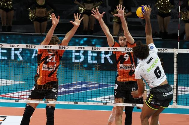 DEU, DVV, 1.VBL, BR Volleys vs. Helios Grizzlys Giesen, 27.10.2023, Max-Schmeling-Halle, Berlin, DEU, DVV, 1.VBL, BR Volleys vs. Helios Grizzlys Giesen, im Bild b21 , Timothee Carle (BR Volleys 9), Michiel Ahyi (Giesen 6) Foto: Juergen Engler nordphoto GmbH