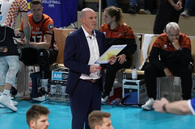 DEU, DVV, 1.VBL, BR Volleys vs. Helios Grizzlys Giesen, 27.10.2023, Max-Schmeling-Halle, Berlin, DEU, DVV, 1.VBL, BR Volleys vs. Helios Grizzlys Giesen, im Bild Trainer Joel Banks (BR Volleys) Foto: Juergen Engler nordphoto GmbH