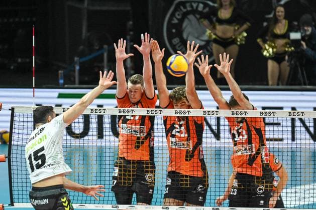 Berlin, Deutschland 27. Oktober 2023: 1. VBL - 2023 2024 - Berlin Recycling Volleys vs. Helios Grizzlys Giesen Im Bild: v.li.: Lorenz Karlitzek (Helios Grizzlys Giesen), Marek Sotola (BR Volleys), Tobias Krick (BR Volleys), Ruben Schott (BR Volleys) Max Schmeling-Halle Berlin Copyright: xFotostandx xReuhlx