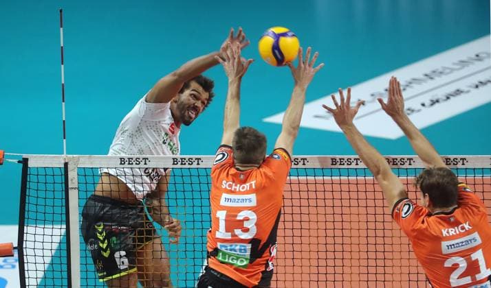 Michiel Ahyi im Angriff, Ruben Schott, Tobias Krick Zweikampf Spielszene Aktion Volleyball Bundesliga Herren 1.Spieltag Saison 2023 2024 27.10.2023 BR Volleys Berlin BRV vs. Helios Grizzlys Giesen