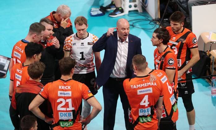 Trainer Joel Banks redet zur Mannschaft, Time Out Auszeit Volleyball Bundesliga Herren 1.Spieltag Saison 2023 2024 27.10.2023 BR Volleys Berlin BRV vs. Helios Grizzlys Giesen