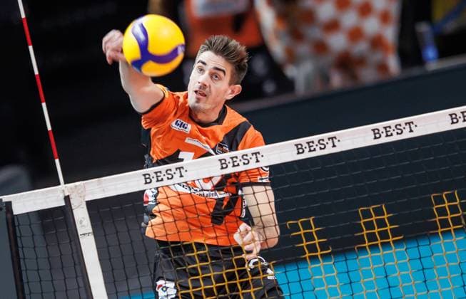 27.10.2023, Berlin, Volleyball: 1.Bundesliga, Maenner, 1. Spieltag, BR Volleys - Helios Grizzlys Giesen, Max-Schmeling-Halle. Berlins Daniel Malescha spielt den Ball ueber das Netz. BR Volleys - Helios Grizzlys Giesen