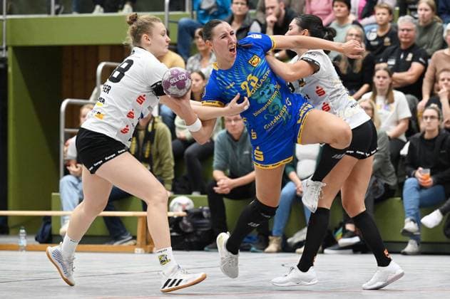 Sport Themen der Woche KW43 Leonie Dreizler (TG Nuertingen 23) gegen Lea Grießer (Waiblingen Tigers 48) und Leonie Henkel (Waiblingen Tigers 19) TG Nuertingen vs. VfL Waiblingen Tigers, Handball, 2.HBF, 6.Ligaspiel, Saison 2023 2024 , 27.10.2023 TG Nuertingen vs. VfL Waiblingen Tigers Handball, 2.HBF, 6.Ligaspiel, Saison 2023 2024, 27.10.2023 Nuertingen *** Leonie Dreizler TG Nuertingen 23 vs Lea Grießer Waiblingen Tigers 48 and Leonie Henkel Waiblingen Tigers 19 TG Nuertingen vs VfL Waiblingen Tigers, Handball, 2 HBF, 6 Ligaspiel, Saison 2023 2024 , 27 10 2023 TG Nuertingen vs VfL Waiblingen Tigers Handball, 2 HBF, 6 Ligaspiel, Saison 2023 2024, 27 10 2023 Nuertingen Copyright: xEibner-Pressefotox EP_TBR