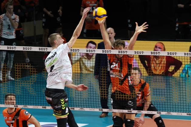 DEU, DVV, 1.VBL, BR Volleys vs. Helios Grizzlys Giesen, 27.10.2023, Max-Schmeling-Halle, Berlin, DEU, DVV, 1.VBL, BR Volleys vs. Helios Grizzlys Giesen, im Bild Tobias Krick (BR Volleys 21), Noah Baxpoehler (Giesen 4) Foto: Juergen Engler nordphoto GmbH