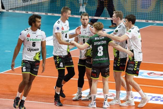 DEU, DVV, 1.VBL, BR Volleys vs. Helios Grizzlys Giesen, 27.10.2023, Max-Schmeling-Halle, Berlin, DEU, DVV, 1.VBL, BR Volleys vs. Helios Grizzlys Giesen, im Bild Gießener-Spielerkreis Foto: Juergen Engler nordphoto GmbH
