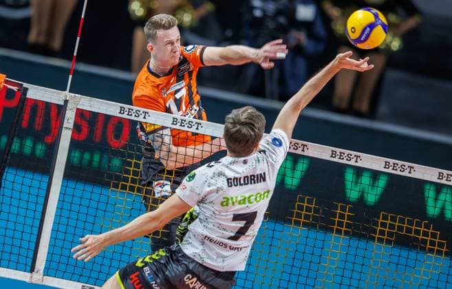 27.10.2023, Berlin, Volleyball: 1.Bundesliga, Maenner, 1. Spieltag, BR Volleys - Helios Grizzlys Giesen, Max-Schmeling-Halle. Berlins Marek Sotola (l) spielt den Ball gegen Iliya Goldrin von Helios Grizzlys Giesen. BR Volleys - Helios Grizzlys Giesen
