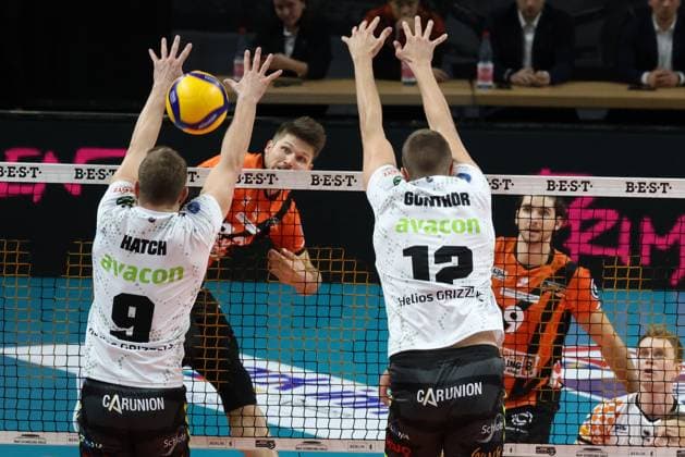 DEU, DVV, 1.VBL, BR Volleys vs. Helios Grizzlys Giesen, 27.10.2023, Max-Schmeling-Halle, Berlin, DEU, DVV, 1.VBL, BR Volleys vs. Helios Grizzlys Giesen, im Bild Ruben Schott (BR Volleys 13) John Hatch (Giesen 9), Jakob Guenthoer (Giesen 12) Foto: Juergen Engler nordphoto GmbH