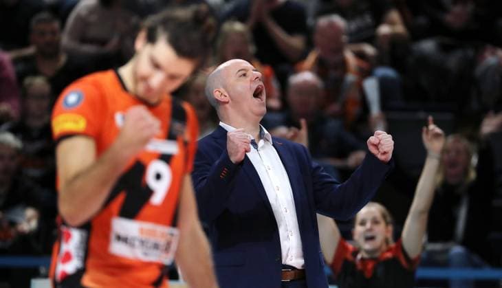 Trainer Joel Banks redet zur Mannschaft, Time Out Auszeit Volleyball Bundesliga Herren 1.Spieltag Saison 2023 2024 27.10.2023 BR Volleys Berlin BRV vs. Helios Grizzlys Giesen