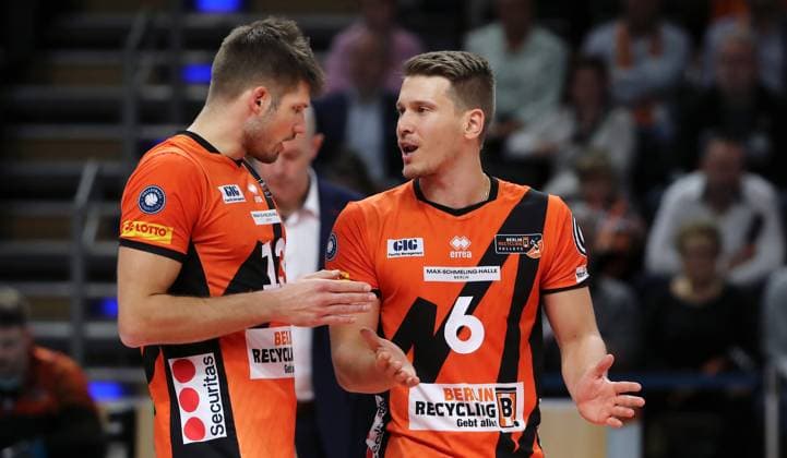 Johannes Tille redet mit Ruben Schott Aktion Oberkörper Volleyball Bundesliga Herren 1.Spieltag Saison 2023 2024 27.10.2023 BR Volleys Berlin BRV vs. Helios Grizzlys Giesen