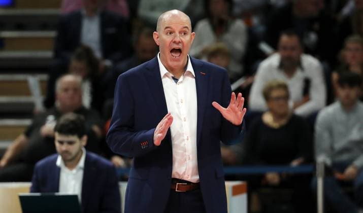 Trainer Joel Banks rufend, zeigend, gestikulierend Aktion Oberkörper Volleyball Bundesliga Herren 1.Spieltag Saison 2023 2024 27.10.2023 BR Volleys Berlin BRV vs. Helios Grizzlys Giesen