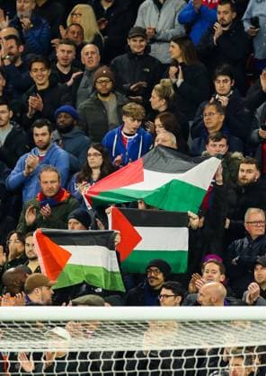 Sport Themen der Woche KW43 Crystal Palace v Tottenham Hotspur, London, UK - 27 Oct 2023 Crystal Palace supporters wave Palestine flags before the Premier League match between Crystal Palace and Tottenham Hotspur at Selhurst Park, London on 27 October 2023 ( London Selhurst Park London England Copyright: xMicahxCrook PPAUKx PPA-064331