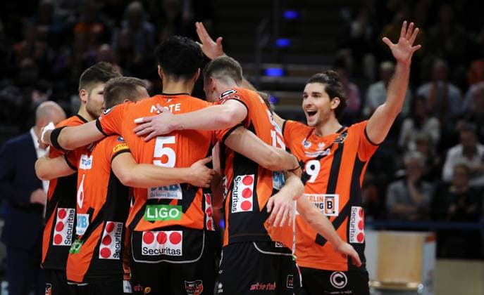 Johannes Tille, Nehemiah Mote, Marek Sotola, Timothee Carle, BR Volleys jubeln nach Satzgewinn Volleyball Bundesliga Herren 1.Spieltag Saison 2023 2024 27.10.2023 BR Volleys Berlin BRV vs. Helios Grizzlys Giesen