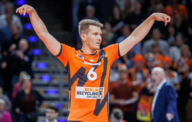 27.10.2023, Berlin, Volleyball: 1.Bundesliga, Maenner, 1. Spieltag, BR Volleys - Helios Grizzlys Giesen, Max-Schmeling-Halle. Berlins Johannes Tille jubelt nach einem Punkt. BR Volleys - Helios Grizzlys Giesen