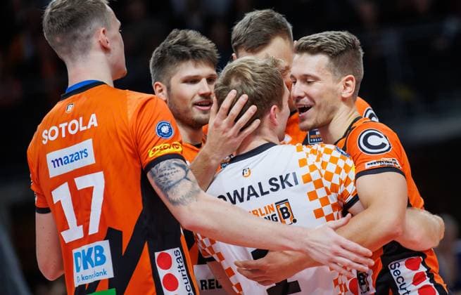 27.10.2023, Berlin, Volleyball: 1.Bundesliga, Maenner, 1. Spieltag, BR Volleys - Helios Grizzlys Giesen, Max-Schmeling-Halle. Berlins Spieler jubeln nach Punktgewinn auf dem Spielfeld. BR Volleys - Helios Grizzlys Giesen