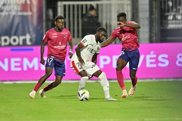 Cheick Konate (clermont) vs JÃ rÃ mie Boga (nice) FOOTBALL : Clermont Foot vs OGC Nice - Ligue 1 Uber Eats - 27 10 2023 FredericChambert Panoramic 
