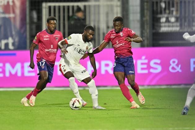 Cheick Konate (clermont) vs JÃ rÃ mie Boga (nice) FOOTBALL : Clermont Foot vs OGC Nice - Ligue 1 Uber Eats - 27 10 2023 FredericChambert Panoramic 