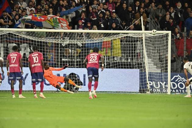 Mory Diaw (clermont) vs Gaetan Laborde (nice) FOOTBALL : Clermont Foot vs OGC Nice - Ligue 1 Uber Eats - 27 10 2023 FredericChambert Panoramic 