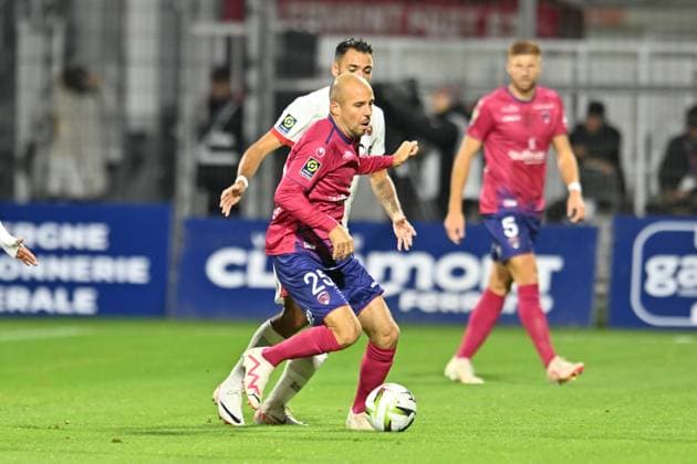 johan Gastien (clermont) vs Gaetan Laborde (nice) FOOTBALL : Clermont Foot vs OGC Nice - Ligue 1 Uber Eats - 27 10 2023 FredericChambert Panoramic 