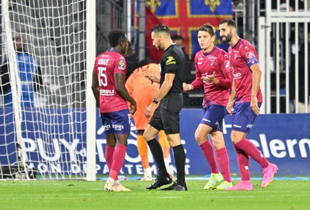 JÃ rtÃ mie Pignard (arbitre) et Cheick Konate et Yohann Magnin et Maxime Gonalons (clermont) FOOTBALL : Clermont Foot vs OGC Nice - Ligue 1 Uber Eats - 27 10 2023 FredericChambert Panoramic 