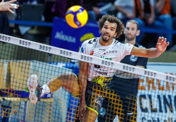 27.10.2023, Berlin, Volleyball: 1.Bundesliga, Maenner, 1. Spieltag, BR Volleys - Helios Grizzlys Giesen, Max-Schmeling-Halle. Michiel Ahyi von Helios Grizzlys Giesen spielt den Ball ueber das Netz. BR Volleys - Helios Grizzlys Giesen