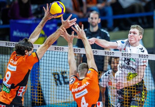 27.10.2023, Berlin, Volleyball: 1.Bundesliga, Maenner, 1. Spieltag, BR Volleys - Helios Grizzlys Giesen, Max-Schmeling-Halle. Fedor Ivanov (r-l) von Helios Grizzlys Giesen spielt den Ball durch Berlins Block aus Timo Tammemaa und Timothee Carle. BR Volleys - Helios Grizzlys Giesen