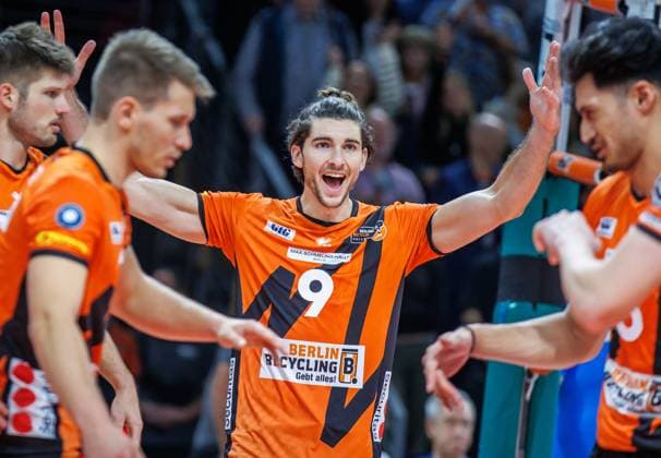 27.10.2023, Berlin, Volleyball: 1.Bundesliga, Maenner, 1. Spieltag, BR Volleys - Helios Grizzlys Giesen, Max-Schmeling-Halle. Berlins Timothee Carle jubelt nach Punktgewinn auf dem Spielfeld. BR Volleys - Helios Grizzlys Giesen