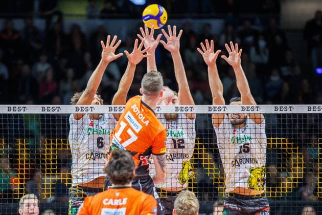 27.10.2023, Berlin, Volleyball: 1.Bundesliga, Maenner, 1. Spieltag, BR Volleys - Helios Grizzlys Giesen, Max-Schmeling-Halle. Berlins Marek Sotola (2.v.r) spielt den Ball gegen Giesens Block aus Michiel Ahyi (l), Jakob Guenthoer und Lorenz Karlitzek (r). BR Volleys - Helios Grizzlys Giesen