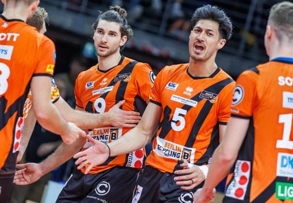 27.10.2023, Berlin, Volleyball: 1.Bundesliga, Maenner, 1. Spieltag, BR Volleys - Helios Grizzlys Giesen, Max-Schmeling-Halle. Berlins Spieler Timothee Carle (l-r), Nehemiah Mote und Marek Sotola jubeln nach Punktgewinn auf dem Spielfeld. BR Volleys - Helios Grizzlys Giesen
