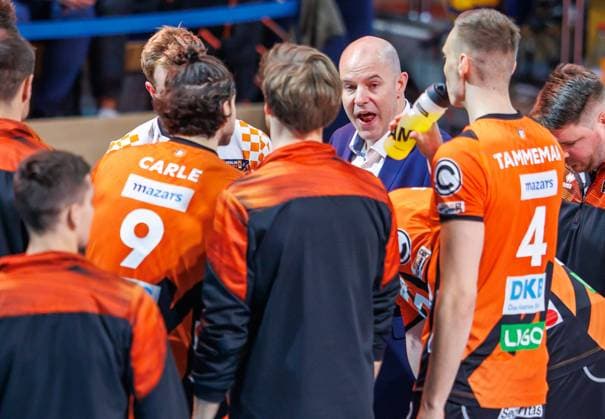 27.10.2023, Berlin, Volleyball: 1.Bundesliga, Maenner, 1. Spieltag, BR Volleys - Helios Grizzlys Giesen, Max-Schmeling-Halle. Trainer Joel Banks der Berlin Volleys bespricht sich mit seinem Team. BR Volleys - Helios Grizzlys Giesen