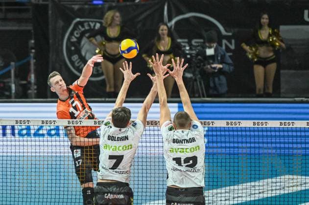Berlin, Deutschland 27. Oktober 2023: 1. VBL - 2023 2024 - Berlin Recycling Volleys vs. Helios Grizzlys Giesen Im Bild: v.li.: Marek Sotola (BR Volleys), Iliya Goldrin (Helios Grizzlys Giesen), Jakob Günthör (Helios Grizzlys Giesen) Max Schmeling-Halle Berlin Copyright: xFotostandx xReuhlx