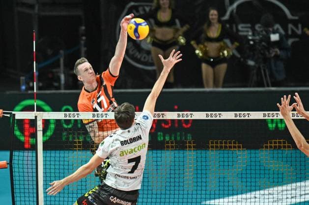 Berlin, Deutschland 27. Oktober 2023: 1. VBL - 2023 2024 - Berlin Recycling Volleys vs. Helios Grizzlys Giesen Im Bild: v. li. im Zweikampf Marek Sotola (BR Volleys), Iliya Goldrin (Helios Grizzlys Giesen) Max Schmeling-Halle Berlin Copyright: xFotostandx xReuhlx