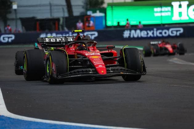 55 SAINZ Carlos (spa), Scuderia Ferrari SF-23, action during the 2023 Formula 1 Grand Premio de la Ciudad de Mexico, 19th round of the 2023 Formula One World Championship, WM, Weltmeisterschaft from October 27 to 29, 2023 on the Autodromo Hermanos Rodriguez, in Mexico City, Mexico - F1 - MEXICO CITY GRAND PRIX 2023 DPPI Panoramic  00123042_G0OD3762