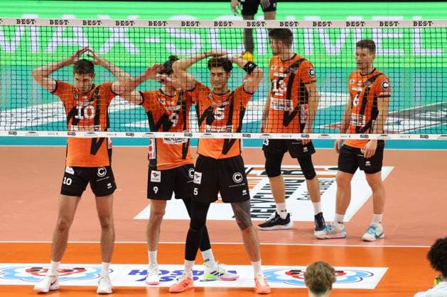 DEU, DVV, 1.VBL, BR Volleys vs. Helios Grizzlys Giesen, 27.10.2023, Max-Schmeling-Halle, Berlin, DEU, DVV, 1.VBL, BR Volleys vs. Helios Grizzlys Giesen, im Bild BR Volleys-Spieler, Daniel Malescha (BR Volleys 10), Timothee Carle (BR Volleys 9), Neheimjah Mote (BR Volleys 5), Ruben Schott (BR Volleys 13), Johannes Tille (BR Volleys 6) Foto: Juergen Engler nordphoto GmbH