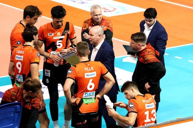 DEU, DVV, 1.VBL, BR Volleys vs. Helios Grizzlys Giesen, 27.10.2023, Max-Schmeling-Halle, Berlin, DEU, DVV, 1.VBL, BR Volleys vs. Helios Grizzlys Giesen, im Bild Trainer Joel Banks (BR Volleys), BR Volleys-Spielerkreis Foto: Juergen Engler nordphoto GmbH