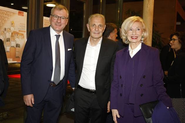 Jörg Jakob (Kicker Chefredakteur), Kark Heinz Körbel und Der.Julia Lehner ( 2.Oberbürgermeister Stadt Nürnberg) Deutscher Fussball Kulturpreis 2023 Nürnberg Copyright: xZichyx Eibner-Pressefotox EP_rzy