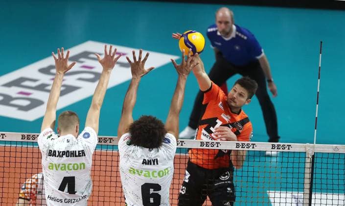 Ruben Schott im Angriff, Noah Baxpöhler, Michiel Ahyi Zweikampf Spielszene Aktion Volleyball Bundesliga Herren 1.Spieltag Saison 2023 2024 27.10.2023 BR Volleys Berlin BRV vs. Helios Grizzlys Giesen