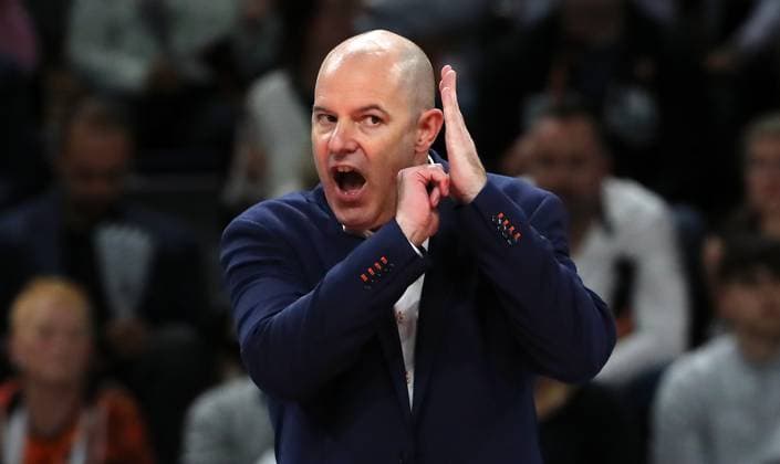Trainer Joel Banks gibt verdeckt Anweisungen Aktion Oberkörper Volleyball Bundesliga Herren 1.Spieltag Saison 2023 2024 27.10.2023 BR Volleys Berlin BRV vs. Helios Grizzlys Giesen