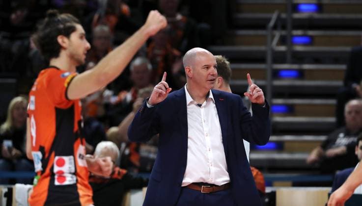 Timothee Carle, Trainer Joel Banks jubelt Freude Emotion Jubel Volleyball Bundesliga Herren 1.Spieltag Saison 2023 2024 27.10.2023 BR Volleys Berlin BRV vs. Helios Grizzlys Giesen