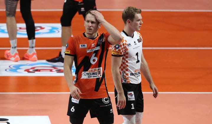 Johannes Tille nachdenklich, Adam Kowalski Aktion Oberkörper Volleyball Bundesliga Herren 1.Spieltag Saison 2023 2024 27.10.2023 BR Volleys Berlin BRV vs. Helios Grizzlys Giesen