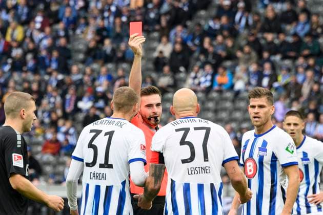 Sport Themen der Woche KW43 Sport Bilder des Tages Tom Bauer gibt Gelb Rot fuer Toni Leistner (Hertha BSC, 37), GER, Hertha BSC vs SC Paderborn, 2. Bundesliga, 11. Spieltag, Spielzeit 2023 2024, 28.10.23, DFL REGULATIONS PROHIBIT ANY USE OF PHOTOGRAPHS AS IMAGE SEQUENCES AND OR QUASI-VIDEO, GER, Berlin, Hertha BSC vs SC Paderborn, 11. Spieltag, 2. Bundesliga, Spielzeit 2023 2024, 28.10.23, Berlin *** Tom Bauer gives yellow red for Toni Leistner Hertha BSC, 37 , GER, Hertha BSC vs SC Paderborn, 2 Bundesliga, 11 Spieltag, Spielzeit 2023 2024, 28 10 23, DFL REGULATES PROHIBIT ANY USE OF PHOTOGRAPHS AS IMAGE SEQUENCES AND OR QUASI VIDEO, GER, Berlin, Hertha BSC vs SC Paderborn, 11 Spieltag, 2 Bundesliga, Spielzeit 2023 2024, 28 10 23, Berlin Copyright: xUwexKoch Eibner-Pressefotox EP_UKH